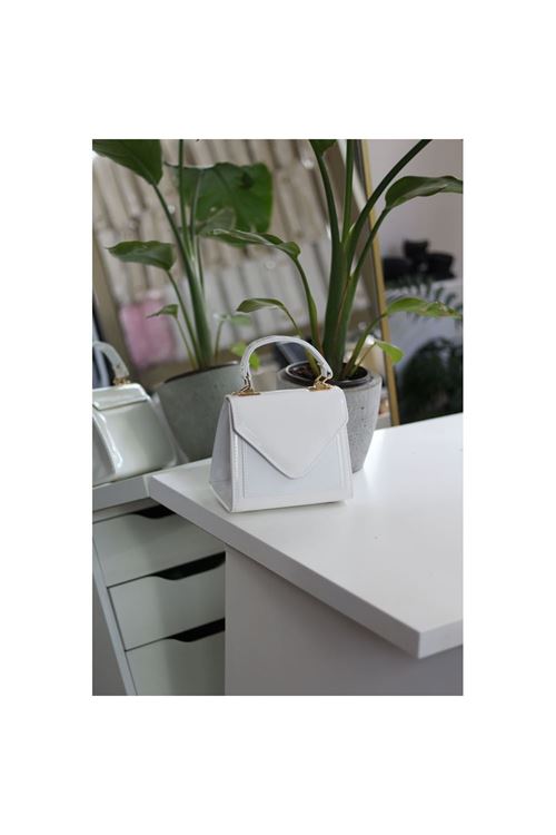 Kadın Beyaz Rugan Kapak Detaylı Askılı Omuz Çantası