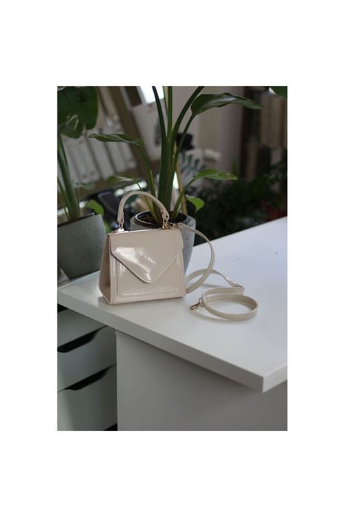 Kadın Krem Rugan Kapak Detaylı Askılı Omuz Çantası