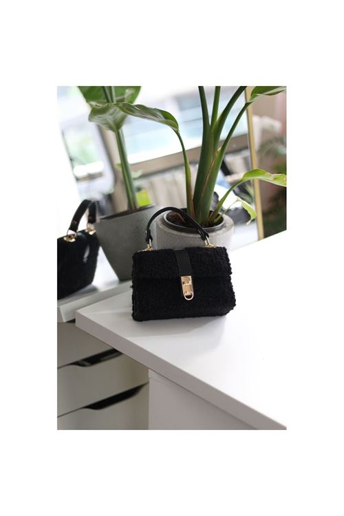 Kadın Siyah Peluş Toka Detaylı Zincirli El Omuz Çantası