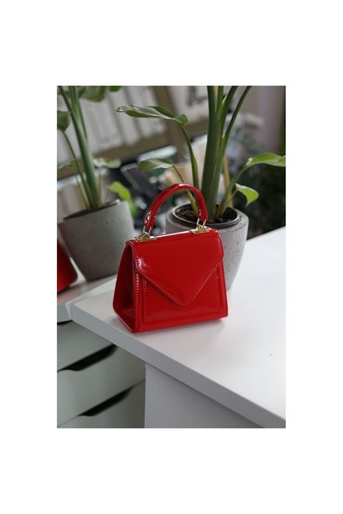 Kadın Kırmızı Rugan Kapak Detaylı Askılı Omuz Çantası
