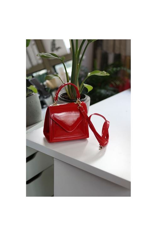 Kadın Kırmızı Rugan Kapak Detaylı Askılı Omuz Çantası