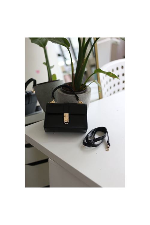 Kadın Siyah Toka Detaylı Zincirli El Omuz Çantası