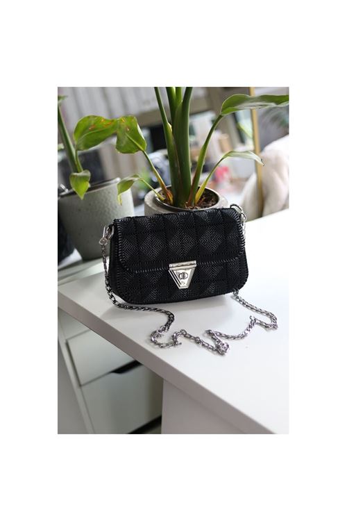 Kadın Siyah El Yapımı Üçgen Klipsli Omuz Çantası
