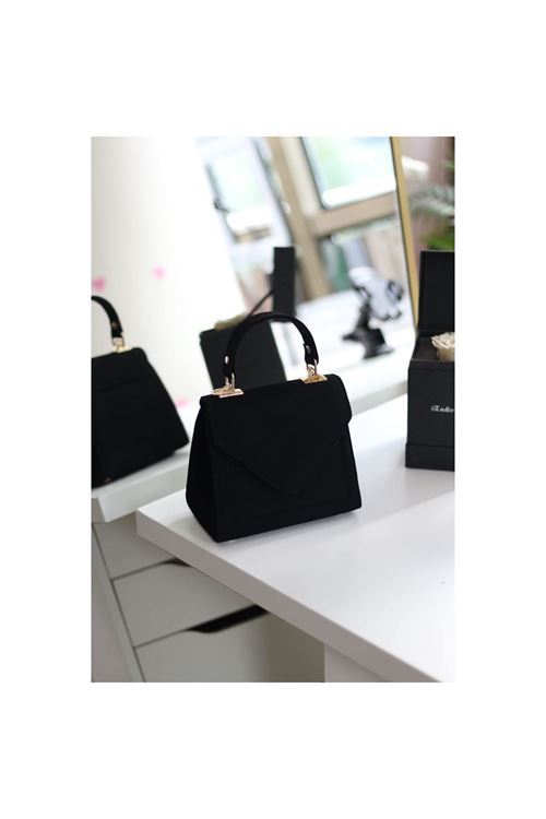 Kadın Süet Siyah Kapak Detaylı Askılı Omuz Çantası