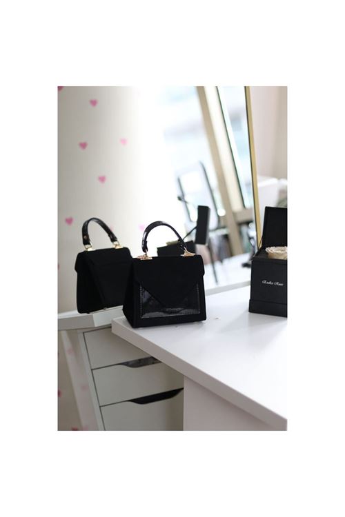 Kadın  Siyah Süet Rugan Kapak Detaylı Askılı Omuz Çantası