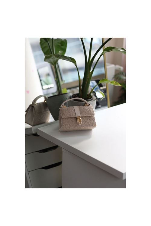 Kadın Krem Peluş Toka Detaylı Zincirli El Omuz Çantası