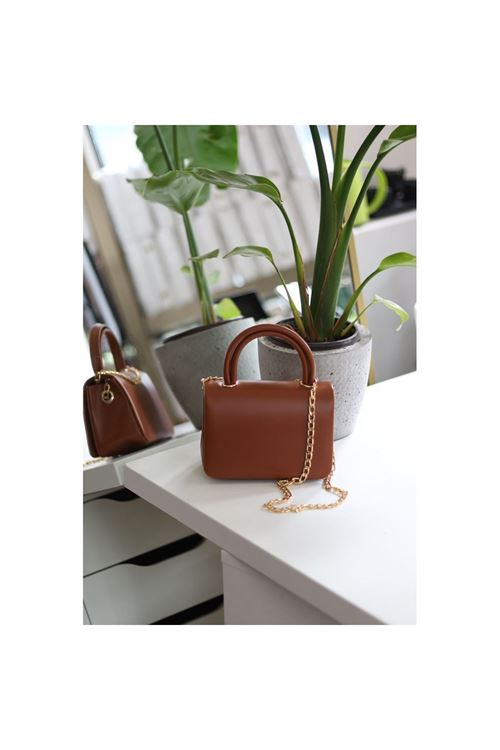 Taba Tutma Saplı Zincir Detaylı El Omuz Çantası