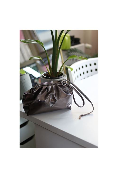 Kadın Platin Aksesuarlı Bohça Form Omuz Çantası