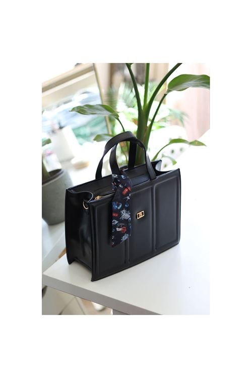 Kadın Siyah Yumuşak Deri Büyük Boy Fular Detaylı Omuz Çantası