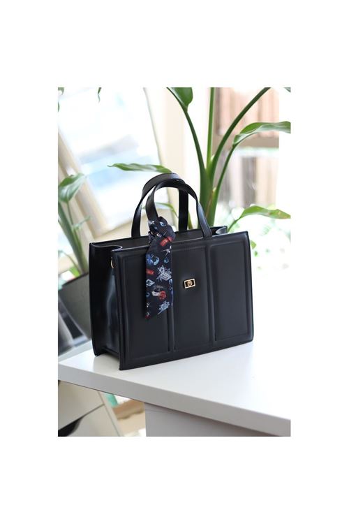 Kadın Siyah Yumuşak Deri Büyük Boy Fular Detaylı Omuz Çantası