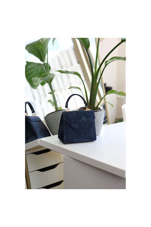 Kadın Lacivert Eskitme Doku Kapak Detaylı Askılı Omuz Çantası