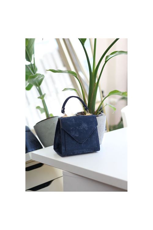 Kadın Lacivert Eskitme Doku Kapak Detaylı Askılı Omuz Çantası