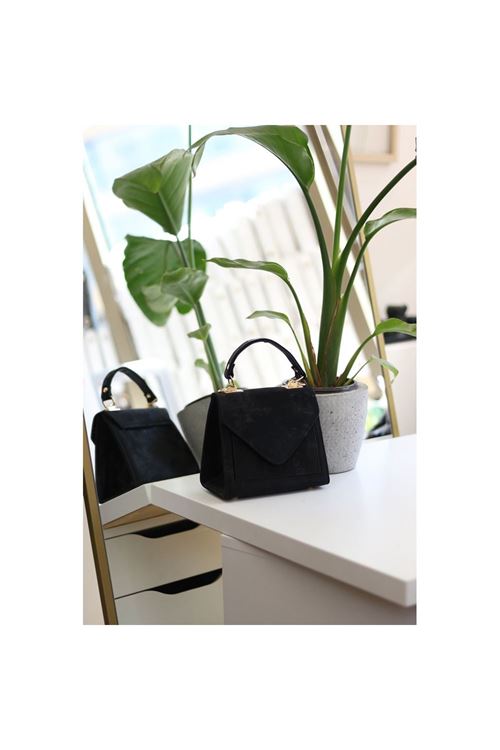 Kadın Siyah Eskitme Doku Kapak Detaylı Askılı Omuz Çantası