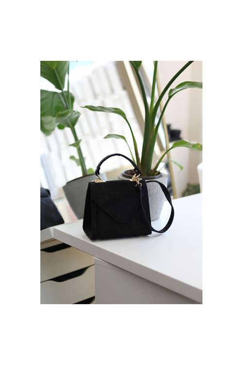 Kadın Siyah Eskitme Doku Kapak Detaylı Askılı Omuz Çantası