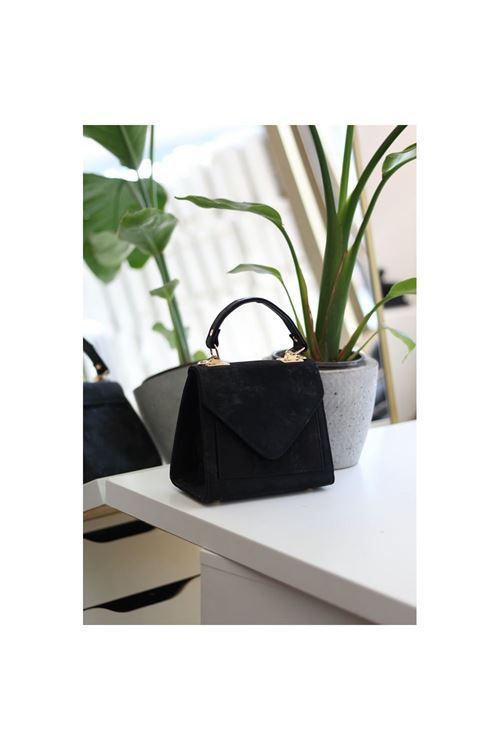 Kadın Siyah Eskitme Doku Kapak Detaylı Askılı Omuz Çantası