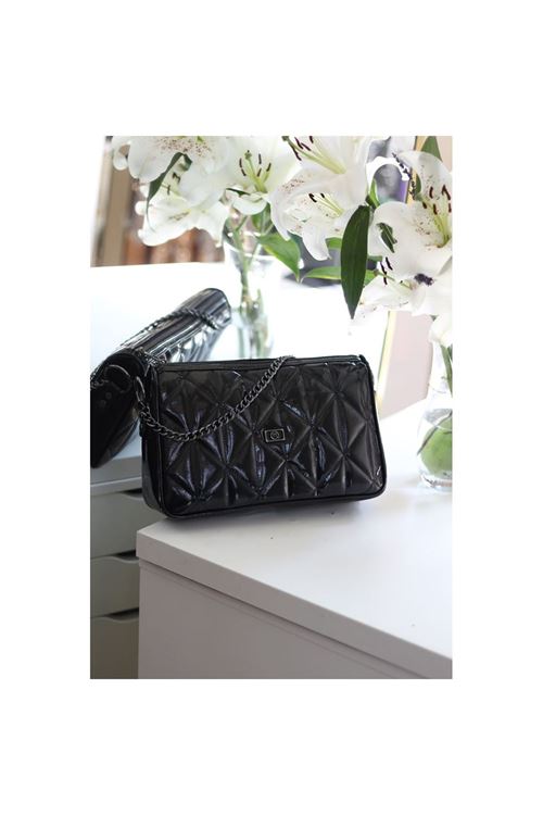 Kadın Siyah Rugan Üçgen ,Desen Zincir Detaylı Omuz Çantası