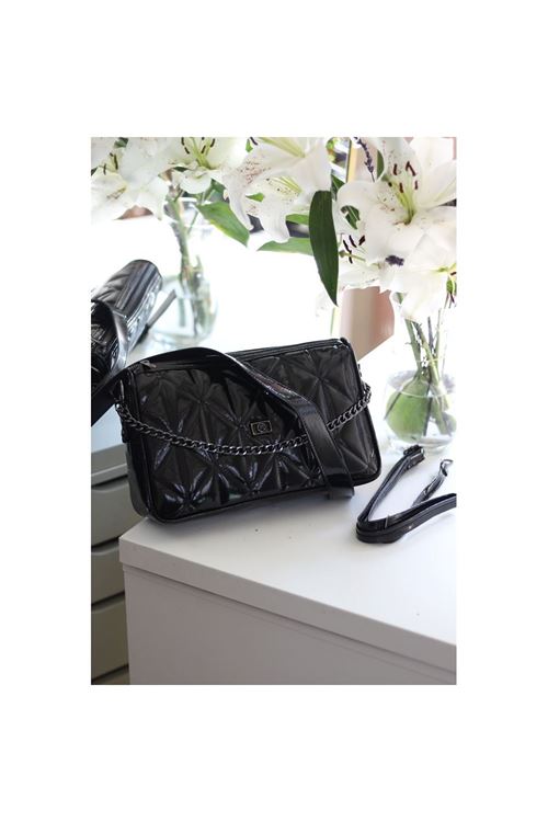 Kadın Siyah Rugan Üçgen ,Desen Zincir Detaylı Omuz Çantası