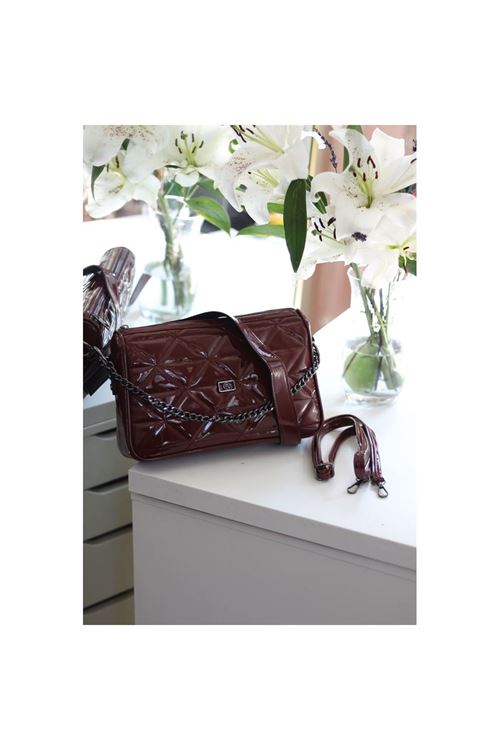 Kadın Bordo Rugan Üçgen Desen Zincir Detaylı Omuz Çantası
