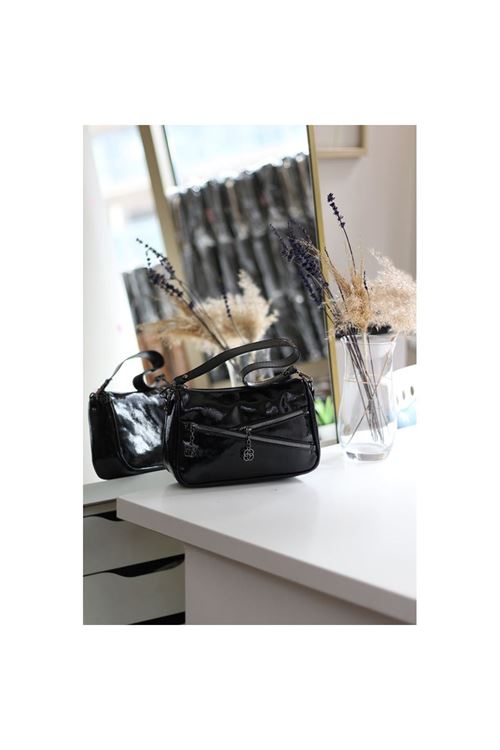 Kadın Siyah Rugan Çapraz Fermuarlı Omuz Çantası