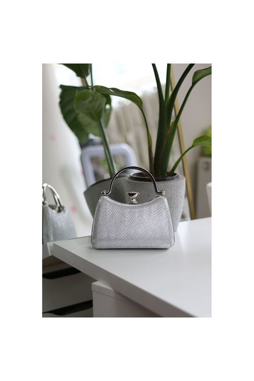 Kadın Silver Simli Taşlı Tutma Kulplu Üçgen Taş Klips Abiye El Çantası