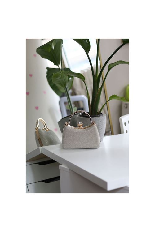 Kadın Gold Simli Taşlı Tutma Kulplu Üçgen Taş Klips Abiye El Çantası