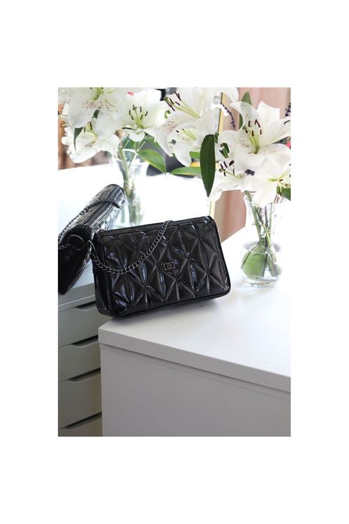 Kadın Siyah Rugan Üçgen ,Desen Zincir Detaylı Omuz Çantası