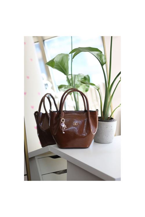 Taba Parlak Deri Gold Aksesuar Maskotlu Omuz Çantası