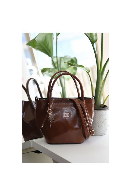 Taba Parlak Deri Gold Aksesuar Maskotlu Omuz Çantası