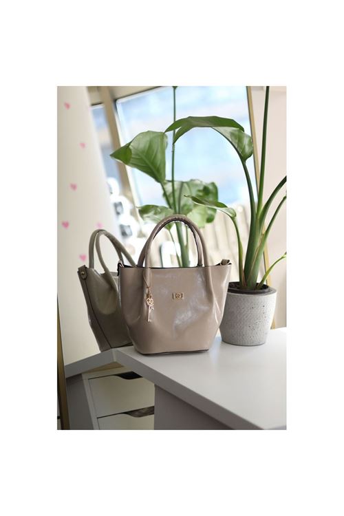 Vizon Parlak Deri Gold Aksesuar Maskotlu Omuz Çantası