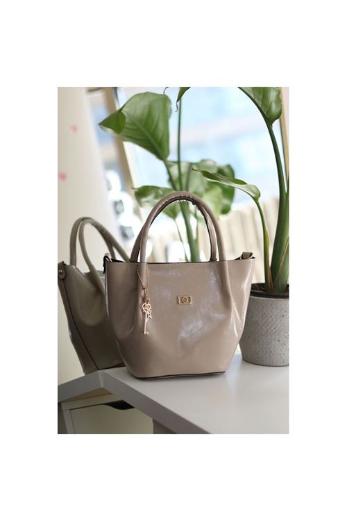 Vizon Parlak Deri Gold Aksesuar Maskotlu Omuz Çantası