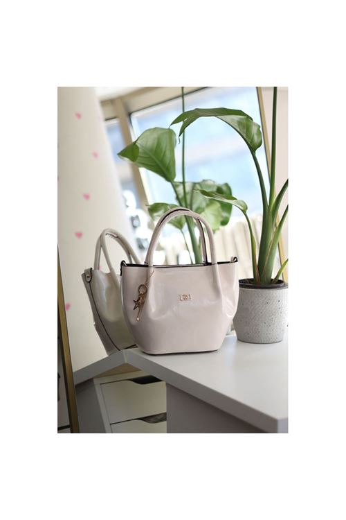 Krem Parlak Deri Gold Aksesuar Maskotlu Omuz Çantası