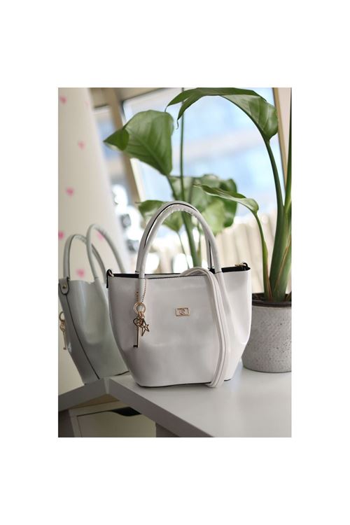 Beyaz Parlak Deri Gold Aksesuar Maskotlu Omuz Çantası