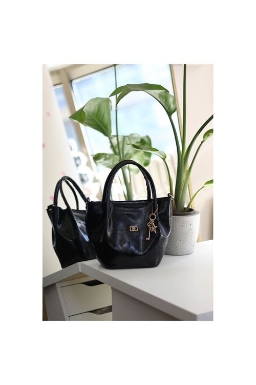 Siyah Parlak Deri Gold Aksesuar Maskotlu Omuz Çantası