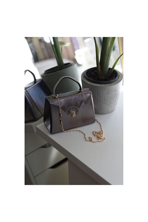 Platin Parlak Aksesuarlı Taşlı Tutma Kulplu Abiye El Çantası